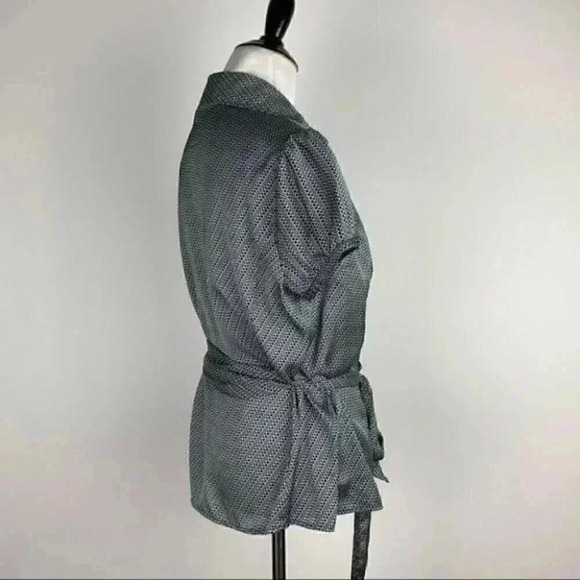 Ann Taylor Loft top size 12P black white geometric - Picture 4 of 10